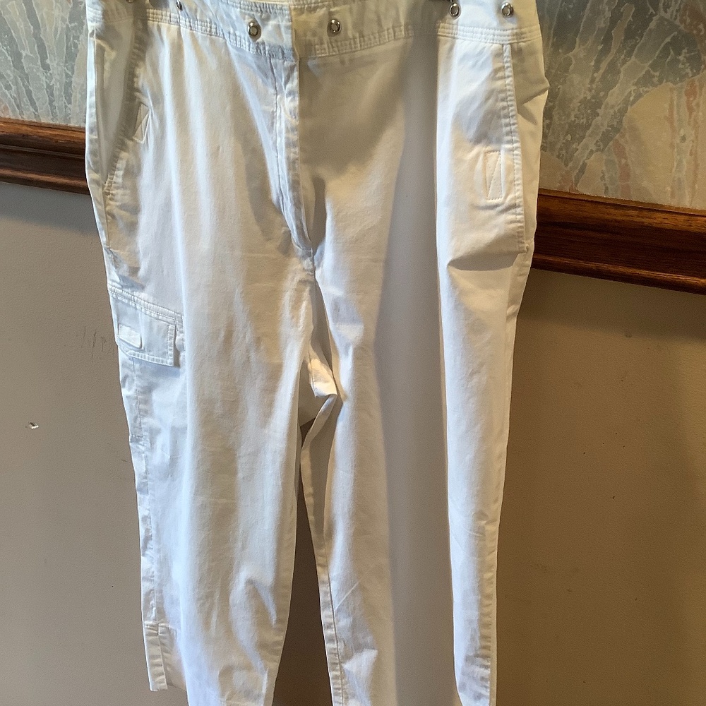 Ladies white cotton and spandex stretch capri pants